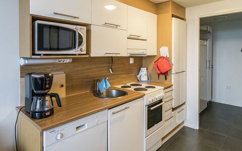 Hiihtäjäntie 1 As 3: Meubilair, Stoel, Buitenmeubels, Tafel, Hout, Buitentafel, Keuken En Eettafel, Schaduw, Tuin, Paraplu