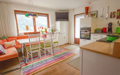 Milli 210.1: Kamer, Eigendom, Meubilair, Interieur Ontwerp, Groen, Gebouw, Huis, Verdieping, Woonkamer, Huis
