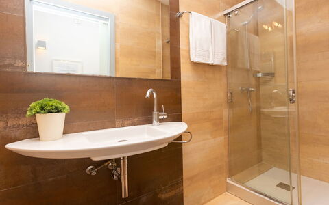 Centro: Passeig de Gracia - Casa Batllo: Bruin, Kraan, Loodgieterswerkinrichting, Spiegel, Wastafel, Eigendom, Fabriek, Deur Van De Douche, Badkamer, Gebouw