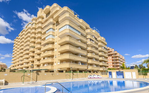 Cala Blanca: Lucht, Wolk, Gebouw, Blauw, Azure, Stedelijk Ontwerp, Condominium, Huis, Blok Van De Toren, Onroerend Goed