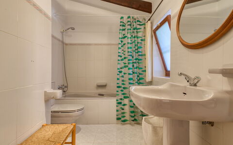 Villa Finca Labranza: Spiegel, Kraan, Wastafel, Eigendom, Wastafel In De Badkamer, Loodgieterswerkinrichting, Badkamer, Purper, Interieur Ontwerp