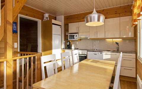 Hallan Paroni a Paritalo: Meubilair, Stoel, Buitenmeubels, Tafel, Hout, Buitentafel, Keuken En Eettafel, Schaduw, Tuin, Paraplu