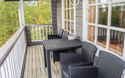 Hallanhelmi a Paritalo: Meubilair, Stoel, Buitenmeubels, Tafel, Hout, Buitentafel, Keuken En Eettafel, Schaduw, Tuin, Paraplu