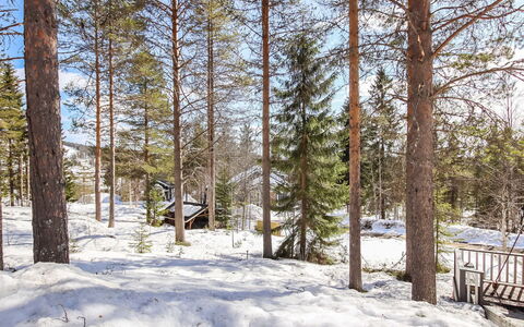 Hallanhelmi a Paritalo: Meubilair, Stoel, Buitenmeubels, Tafel, Hout, Buitentafel, Keuken En Eettafel, Schaduw, Tuin, Paraplu