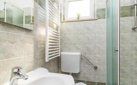 Pula 737: Badkamer, Kraan, Tegel, Eigendom, Kamer, Muur, Verdieping, Loodgieterswerkinrichting, Architectuur, Interieur Ontwerp