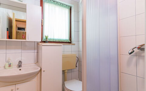 Nicole: Spiegel, Wastafel, Eigendom, Loodgieterswerkinrichting, Wastafel In De Badkamer, Kraan, Purper, Badkamer, Badkamerkast, Interieur Ontwerp