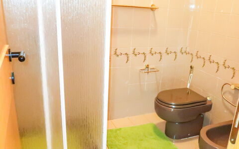 Paradise View: Eigendom, Badkamer, Kamer, Tegel, Loodgieterswerkinrichting, Interieur Ontwerp, Verdieping, Architectuur, Toilet, Huis