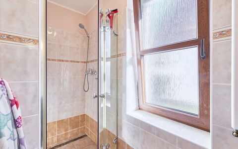Green Valley Park Stárkov 6: Flooring, Loodgieterswerkinrichting, Verdieping, Interieur Ontwerp, Badkamer, Loodgieter, Plafond, Douche, Glas, Deur Van De Douche
