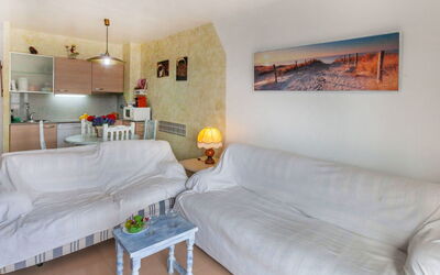Coto Gamo Holiday Escape 780.1: Tafel, Fotolijst, Bankstel, Meubilair, Eigendom, Comfort, Hoofdkussen, Woonkamer, Interieur Ontwerp, Slaapbank