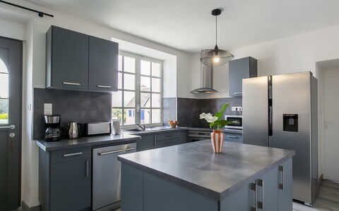 Le Coup de Coeur: Countertop, Cabinetry, Eigendom, Venster, Keuken, Fornuis, Wastafel, Interieur Ontwerp, Toestel Van De Keuken, Hout
