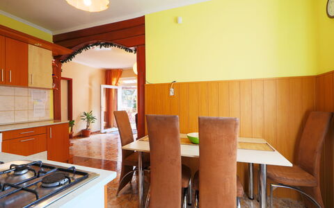 Beata: Kamer, Eigendom, Meubilair, Gebouw, Interieur Ontwerp, Onroerend Goed, Plafond, Geel, Huis, Eetkamer