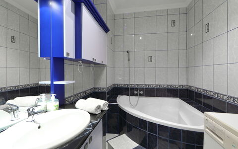 Beata: Badkamer, Eigendom, Kamer, Tegel, Interieur Ontwerp, Architectuur, Gebouw, Verdieping, Muur, Onroerend Goed