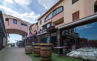 Le Barcarès 400: Eigendom, Lucht, Tafel, Hout, Schaduw, Verdieping, Buitenmeubels, Stoel, Flooring, Beits