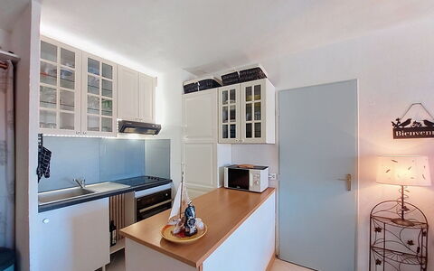 Le Barcarès 410: Meubilair, Keuken, Interieur Ontwerp, Countertop, Cabinetry, Toestel Van De Keuken, Flooring, Hout, Major Appliance, Plafond