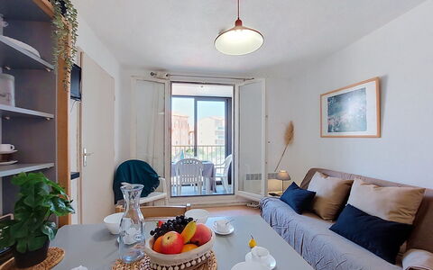 Le Barcarès 430: Muur, Appartement, Meubilair, Interieur Ontwerp, Kamer, Huis, Woonkamer, Condominium, Keuken En Eettafel, Stoel