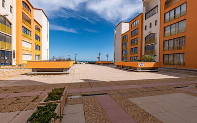 Le Barcarès 430: Wolk, Lucht, Gebouw, Dag, Eigendom, Venster, Weg Oppervlak, Asfalt, Stedelijk Ontwerp, Architectuur