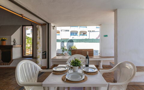 Villa Genoveva: Kamer, Eigendom, Interieur Ontwerp, Meubilair, Gebouw, Eetkamer, Huis, Tafel, Plafond, Onroerend Goed