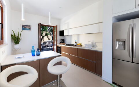 Villa Nerano: Meubilair, Interieur Ontwerp, Keuken, Countertop, Flooring, Cabinetry, Toestel Van De Keuken, Verdieping, Hout, Plafond