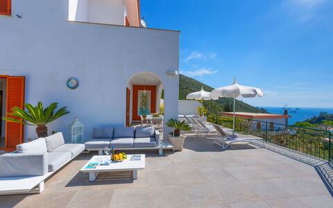 Villa Nerano: Bloempot, Toevlucht, Stoel, Kamerplant, Eco Hotel, Bergketen, Hotel, Villa, Landgoed, Balkon