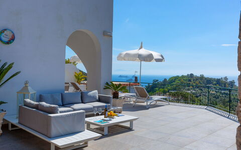 Villa Nerano: Meubilair, Stoel, Buitenmeubels, Tafel, Bloempot, Zee, Toevlucht, Kamerplant, Eco Hotel, Schaduw