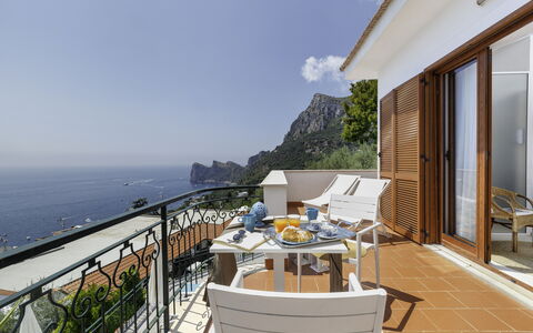 Villa Nerano: Lucht, Gebouw, Tafel, Water, Wolk, Badplaats, Interieur Ontwerp, Condominium, Hout, Stoel