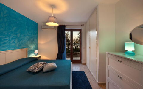 Villa Nerano: Slaapkamer, Kamer, Meubilair, Eigendom, Bed, Interieur Ontwerp, Gebouw, Laken, Muur, Turkoois