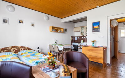 Rabyně 10.2: Meubilair, Fotolijst, Bankstel, Tafel, Azure, Kamerplant, Comfort, Hout, Woonkamer, Interieur Ontwerp