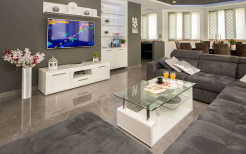 Oasis of Peace: Eigendom, Bankstel, Televisie, Verlichting, Woonkamer, Interieur Ontwerp, Flooring, Tafel, Slaapbank, Verdieping