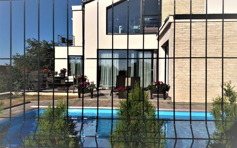 Lány: Reflectie, Architectuur, Eigendom, Gebouw, Huis, Water, Onroerend Goed, Facade, Zwembad, Glas