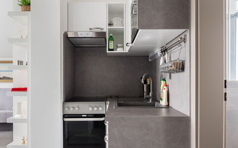 Lány: Eigendom, Cabinetry, Toestel Van De Keuken, Fornuis, Huishoudapparatuur, Interieur Ontwerp, Keuken, Wastafel, Gootsteen, Major Appliance