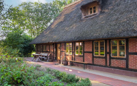 Sandbostel 601: Fabriek, Gebouw, Eigendom, Venster, Thatching, Lucht, Huis, Boom, Verblijf, Hout