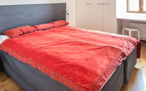 Nordic Chalet 9201: Bed, Meubilair, Slaapkamer, Bedding, Flooring, Verdieping, Laken, Interieur Ontwerp, Hout, Linens