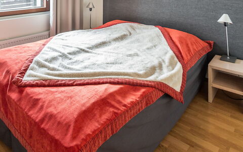 Nordic Chalet 9201: Slaapkamer, Bed, Flooring, Verdieping, Bedding, Hout, Laken, Linens, Textiel, Interieur Ontwerp