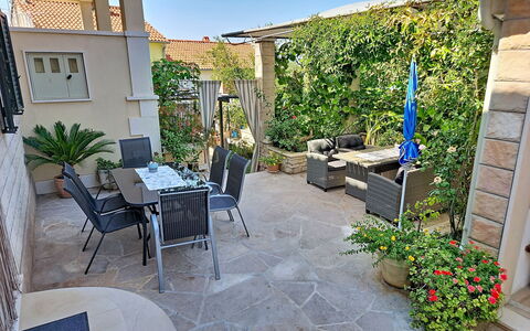 Brač Supetar 620: Meubilair, Stoel, Bloempot, Buitenmeubels, Tafel, Tuin, Flagstone, Buitentafel, Kamerplant