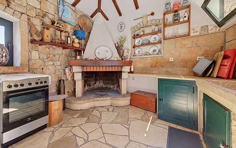 Brač Supetar 620: Flooring, Tegel, Flagstone, Stenen Muur, Stoel, Beits, Keuken, Kamerplant, Cabinetry