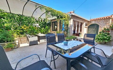 Brač Supetar 620: Meubilair, Buitenmeubels, Buitentafel, Toevlucht, Schaduw, Stoel, Eco Hotel, Patio, Balkon, Tuin