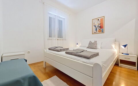 Brač Supetar 620: Bed, Slaapkamer, Meubilair, Laken, Bedding, Interieur Ontwerp, Verdieping, Kamer, Flooring, Bed Frame