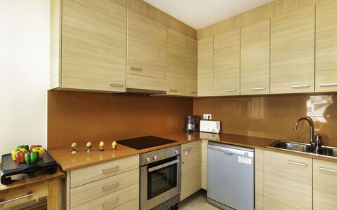 Fane de Baix Iii: Cabinetry, Countertop, Gootsteen, Gebouw, Wastafel, Toestel Van De Keuken, Fornuis, Keuken, Gasfornuis, Huishoudapparatuur