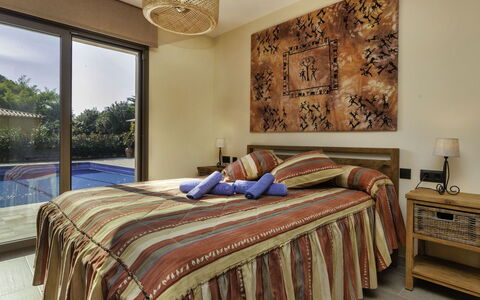 Emporion: Slaapkamer, Bed, Kamer, Meubilair, Eigendom, Laken, Bedding, Interieur Ontwerp, Bed Frame, Onroerend Goed