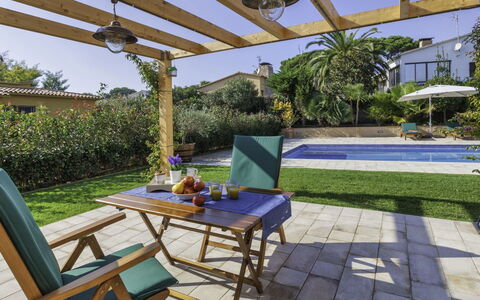 Emporion: Eigendom, Gebouw, Patio, Onroerend Goed, Backyard, Huis, Meubilair, Werf, Huis, Kamer