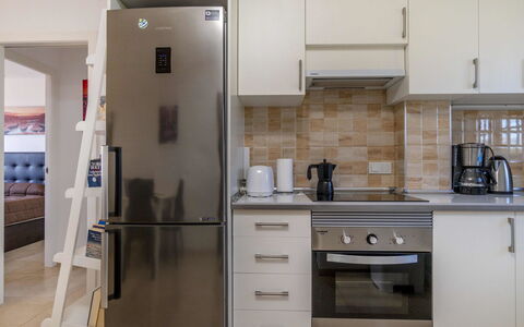 Bellavista i: Kamer, Cabinetry, Meubilair, Keuken, Countertop, Eigendom, Verdieping, Interieur Ontwerp, Gebouw, Tegel