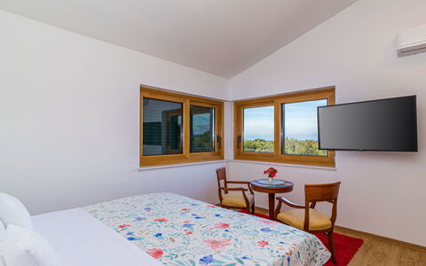 Brijunis Blick: Slaapkamer, Kamer, Bed, Meubilair, Eigendom, Laken, Plafond, Bed Frame, Bedding, Interieur Ontwerp