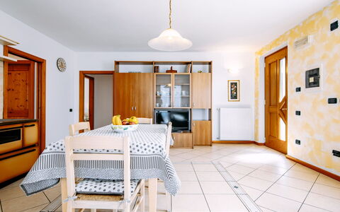 Amelia: Meubilair, Eigendom, Venster, Fotolijst, Hout, Tafel, Stoel, Gebouw, Interieur Ontwerp
