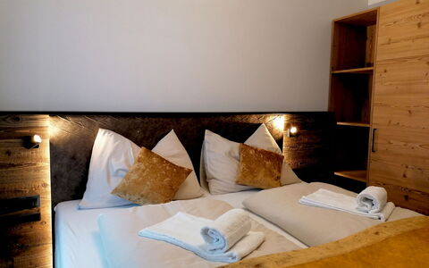 Rauris 110: Comfort, Hout, Verdieping, Flooring, Rechthoek, Cabinetry, Plank, Hardwood, Woonkamer, Hoofdkussen