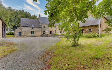 La Tronçonnais: Fabriek, Gebouw, Lucht, Wolk, Venster, Boom, Natuurlijk Landschap, Huis, Land Lot, Weg Oppervlak