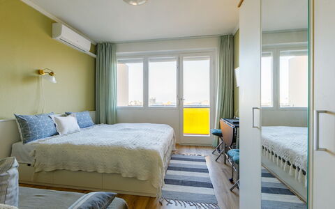 Golden Gate: Slaapkamer, Meubilair, Kamer, Bed, Eigendom, Bed Frame, Geel, Blauw, Interieur Ontwerp, Verdieping