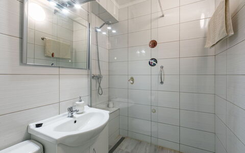 Golden Gate: Badkamer, Eigendom, Kamer, Tegel, Kraan, Loodgieterswerkinrichting, Muur, Architectuur, Interieur Ontwerp, Onroerend Goed