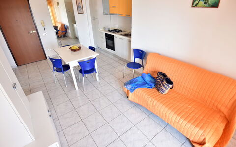 Vistamare: Meubilair, Eigendom, Bankstel, Comfort, Gebouw, Textiel, Interieur Ontwerp, Hoofdkussen, Flooring, Slaapbank