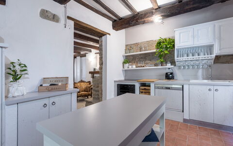 Villa Il Biancospino: Cabinetry, Countertop, Eigendom, Meubilair, Tafel, Fabriek, Gootsteen, Toestel Van De Keuken, Fornuis, Keuken