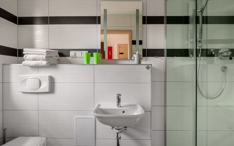 Bečov Nad Teplou 1: Kraan, Loodgieterswerkinrichting, Wastafel, Wastafel In De Badkamer, Eigendom, Badkamer, Purper, Interieur Ontwerp, Architectuur, Toilet